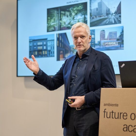 Tim Hupe spricht auf der Ambiente in Frankfurt zu new work - old buildings