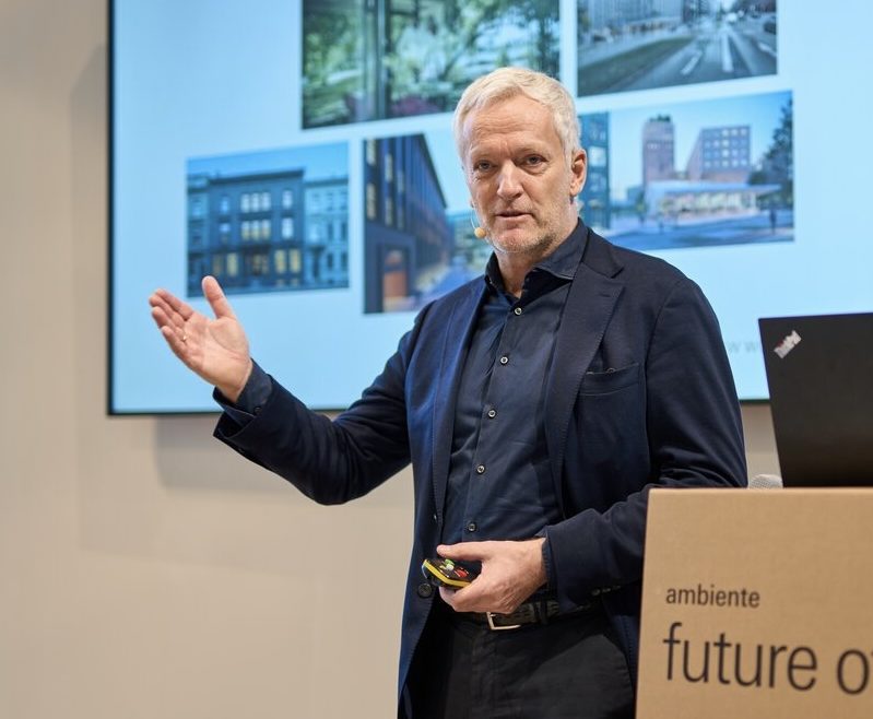 Tim Hupe spricht auf der Ambiente in Frankfurt zu new work - old buildings